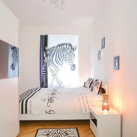 Stylish Apartment A Few Steps From Metro Praga Exterior foto