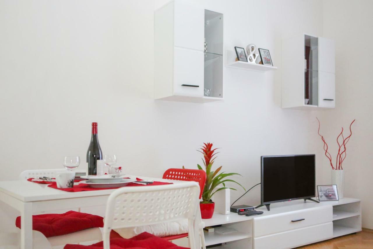 Stylish Apartment A Few Steps From Metro Praga Exterior foto